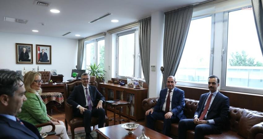 Dışişleri Bakan Yardımcısı Burhanettin Duran, Irak'ın Ankara Büyükelçisi Macit el-Laçmavi'yi