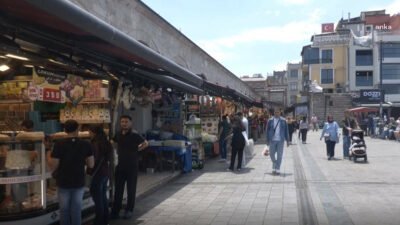 Kurban Bayramı’na sayılı günler kala İstanbul’un alışveriş noktalarından Eminönü’nde beklenen