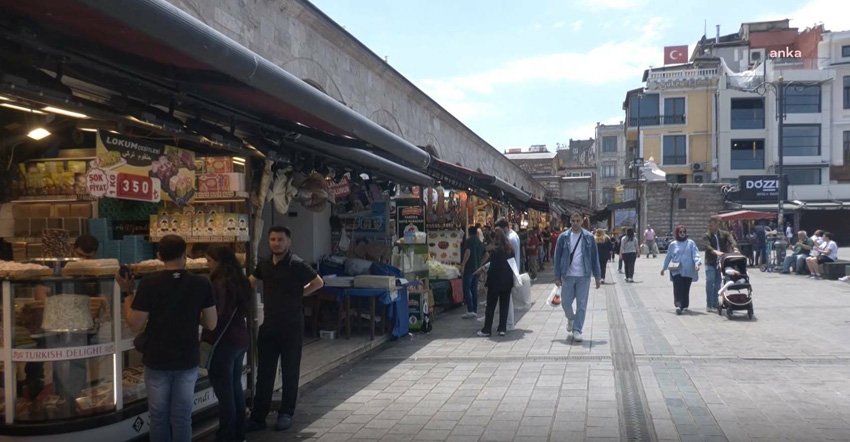 Kurban Bayramı’na sayılı günler kala İstanbul’un alışveriş noktalarından Eminönü’nde beklenen
