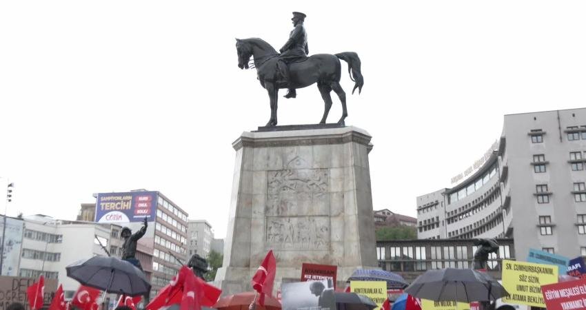 Ankara Ulus'ta bir araya gelen öğretmenler, 2024 KPSS kapsamında yapılan