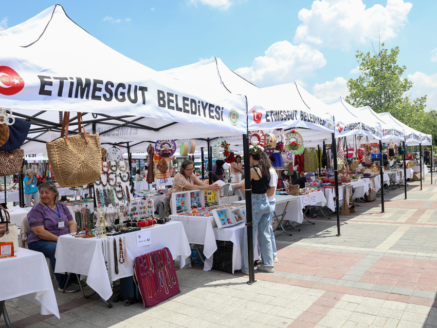 Etimesgut Belediyesi Kadın Emeği Pazarı, yeni üretici kadınlarla birlikte Atakent’te vatandaşlarla buluştu Etimesgut Belediyesi tarafından hayata geçirilen ve Etimesgutlu kadınların üretim süreçlerine