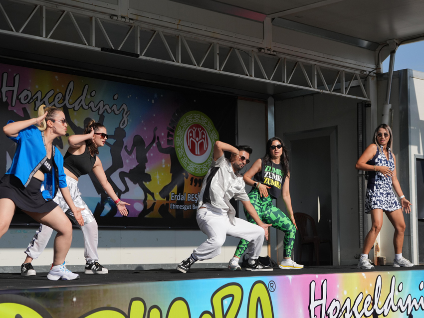 Etimesgut Göksu Parkı’nda sporun en enerjik hali: Zumba Festivali! Etimesgut Belediyesi, sporu halkla buluşturmaya farklı noktalarda ve yaratıcı etkinliklerle
