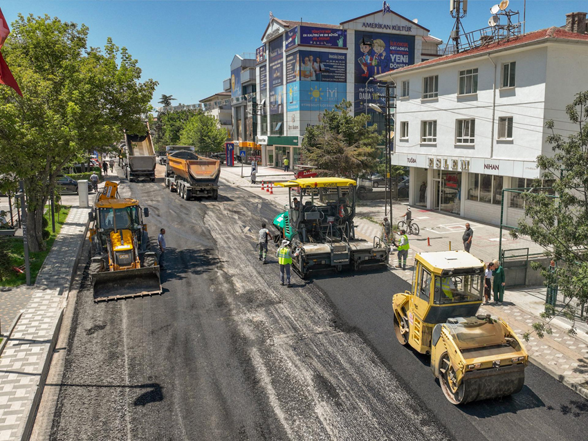 Etimesgut’ta cadde ve sokaklar yenilenmeye devam ediyor! Etimesgut Belediyesi, ilçe genelinde altyapı ve üstyapı çalışmalarına hız kesmeden