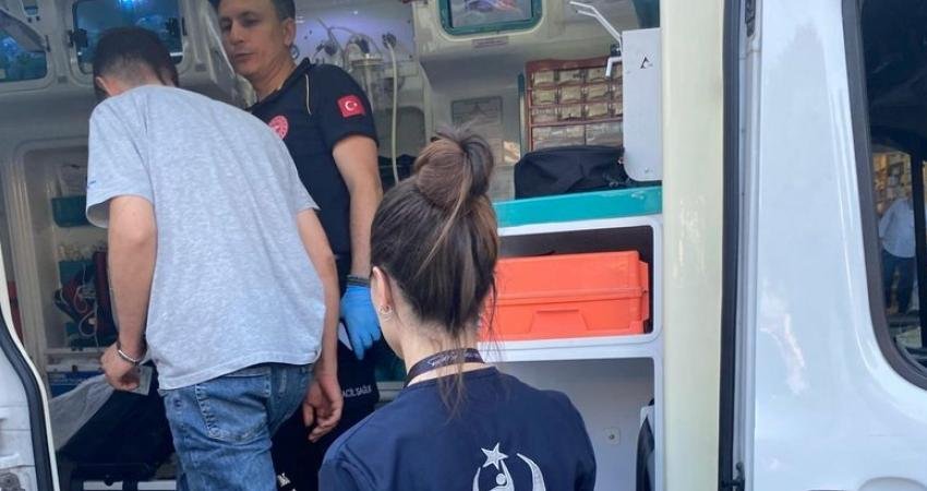Eyüpsultan Belediyesi Zabıta ekipleri, üç çocuğuyla yardım isteyen bir annenin