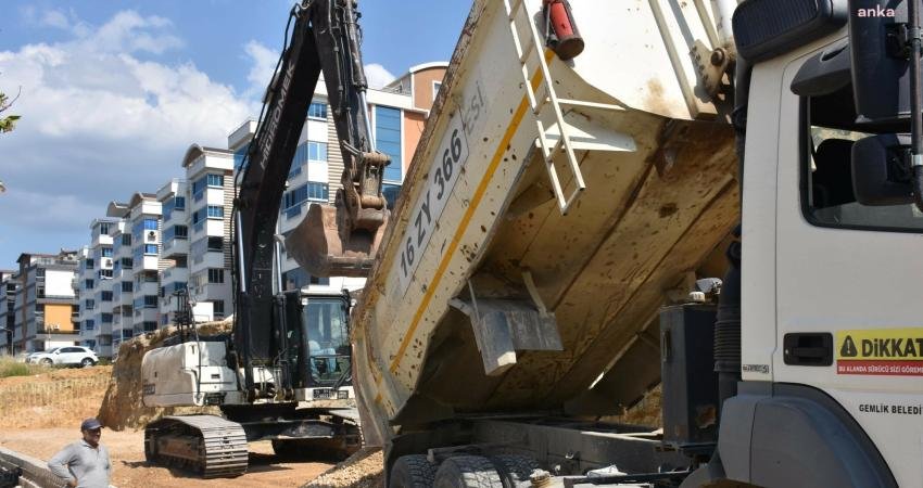 Gemlik Belediyesi Fen İşleri Müdürlüğü ekipleri, ilçenin farklı noktalarında yürüttüğü
