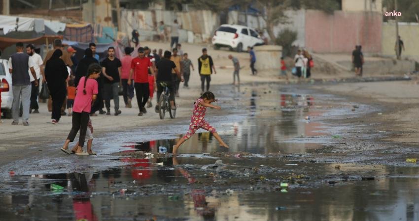 İsrail ordusunun bugün Gazze Şeridi genelinde düzenlediği saldırılarda aralarında insani yardım