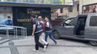 İstanbul Emniyet Müdürlüğü, sokakta yürüdüğü sırada canlı cayın yapan bir