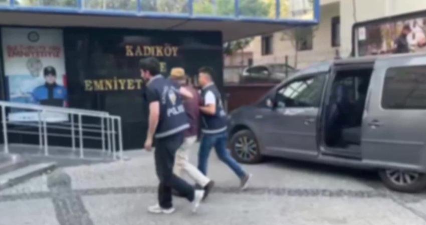 İstanbul Emniyet Müdürlüğü, sokakta yürüdüğü sırada canlı cayın yapan bir