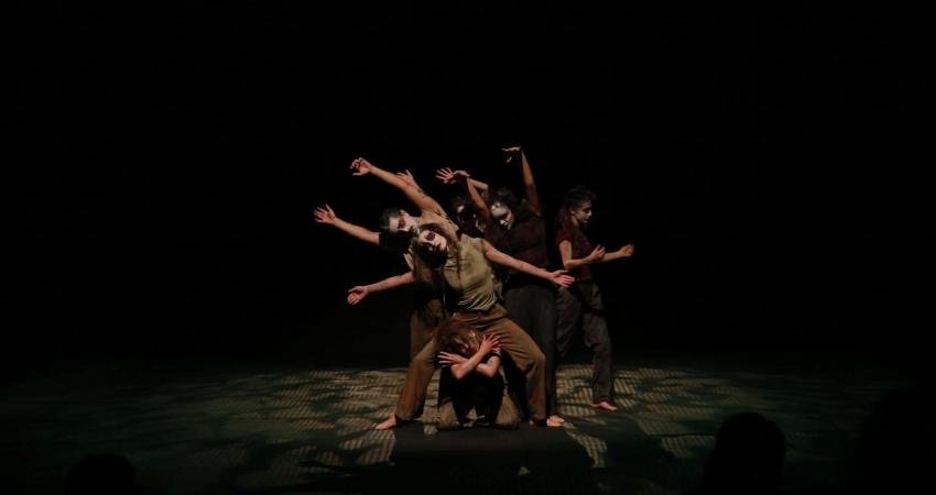 İzmir Şehir Tiyatroları’nın fiziksel anlatı odaklı yeni oyunu “Şehirler Yollar