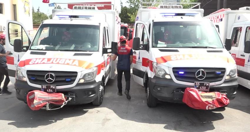 İzmir Büyükşehir Belediyesi itfaiye ekipleri, ağaçtan demir bahçe çitinin üzerine