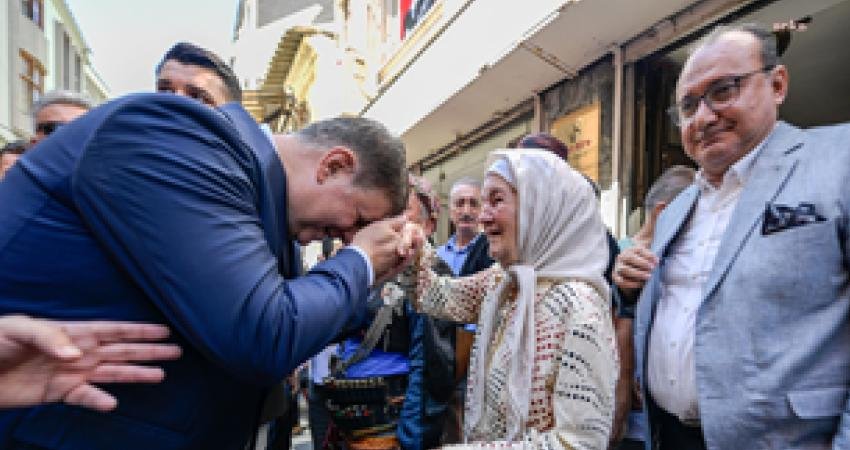 İzmir Büyükşehir Belediyesi, sosyal belediyecilik anlayışıyla dağıttığı gıda kolilerine ek