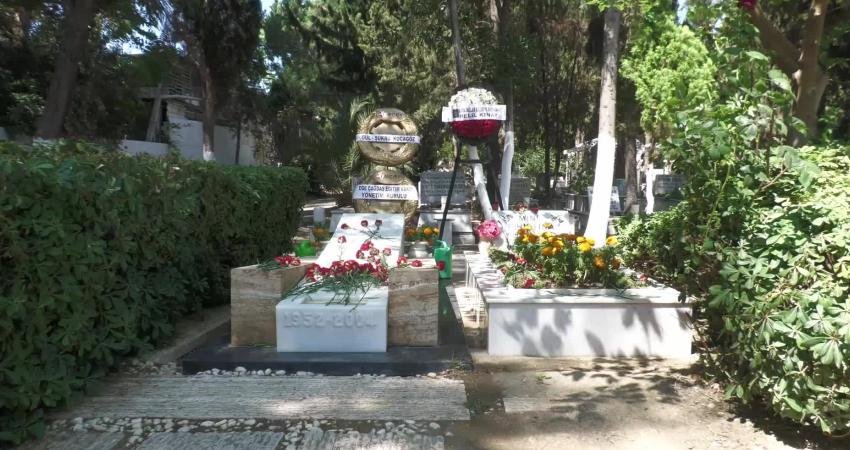 İzmir Büyükşehir Belediye Başkanlığı görevini sürdürürken 2004'te hayatını kaybeden Ahmet