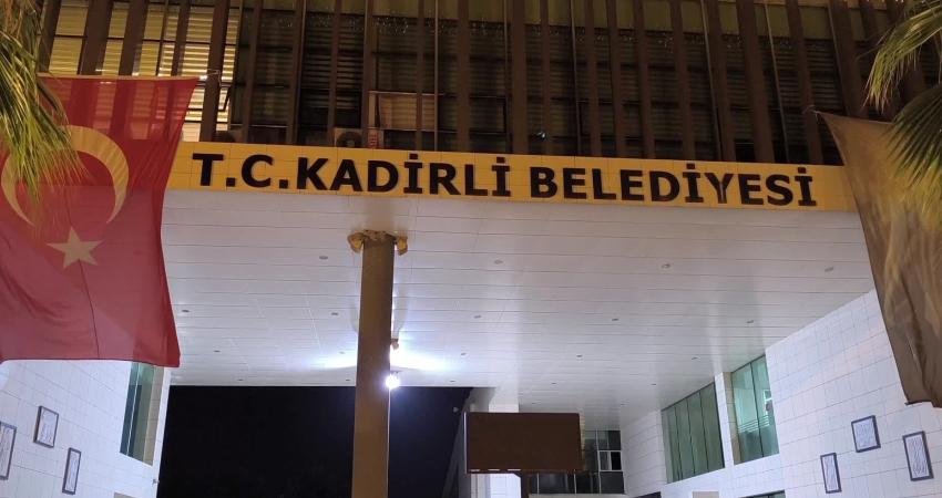 Osmaniye'nin Kadirli ilçesindeki belediye binasına taşlı saldırı gerçekleştirildi. Belediyenin muhasebe bölümünün