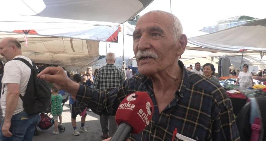 Kağıthane’deki Çarşamba Pazarı’na alışverişe gelen vatandaşlar iktidarın “Enflasyon düşüyor, ekonomi