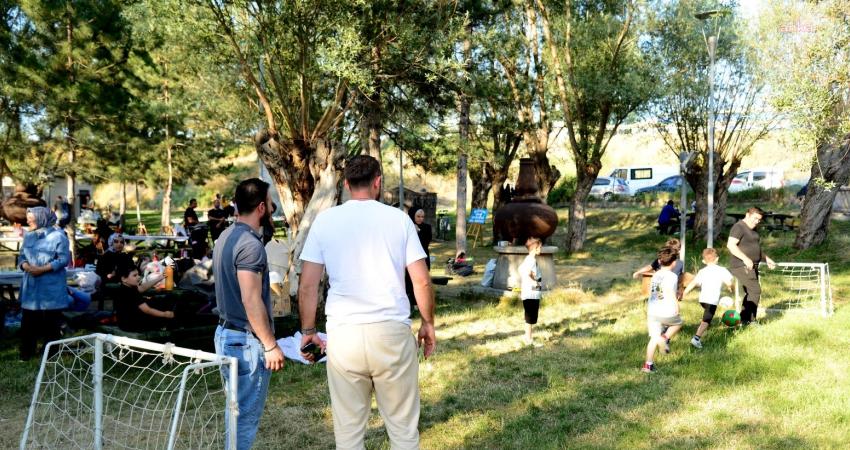 Kahramankazan’da Babalar Günü’ne özel piknik Kahramankazan Belediyesi Kreş ve Gündüz Bakımevi’nin minik öğrencileri ve babaları,