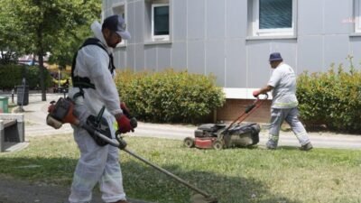 Kartal Belediyesi ekipleri, yaz mevsiminin gelmesiyle birlikte ilçe genelindeki park