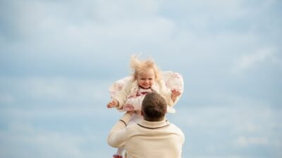 Tedirgin baba, birlikte köprüden geçerlerken kızına; . ”Tatlım elimi tut