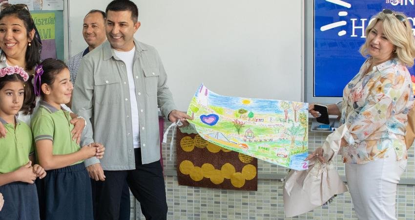 Kuşadası Belediye Başkanı Ömer Günel, Cumhuriyet İlkokulu 3-C sınıfı öğrencisi