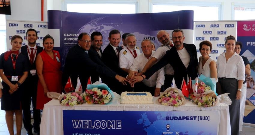 Macaristan’ın başkenti Budapeşte’den Gazipaşa-Alanya Havalimanı’na ilk uçuş gerçekleşti. 180 yolcu,