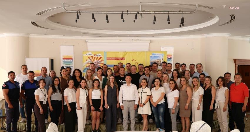 Marmaris Belediyesi personeli, "Marmaris Değerleniyor: Kent Markalaşması" projesi kapsamında düzenlenen