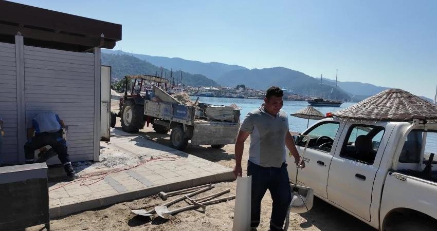 Marmaris Belediyesi, halk plajına konulan yeni tuvaletler ile şehir içindeki bazı