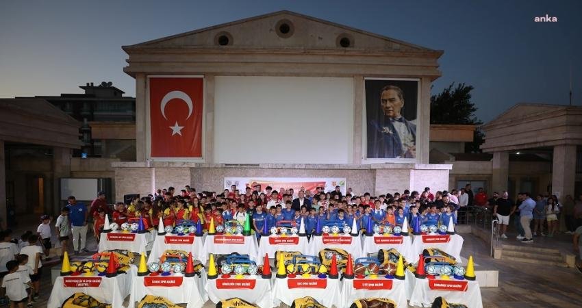 Menderes Belediyesi tarafından ilçedeki amatör kulüplere malzeme desteğinde bulunuldu. Belediye