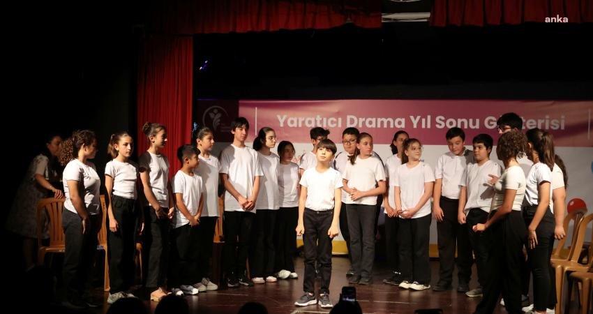 Merkezefendi Belediyesi Kent Tiyatrosu'nun yaratıcı drama kursunda eğitim alan öğrenciler,