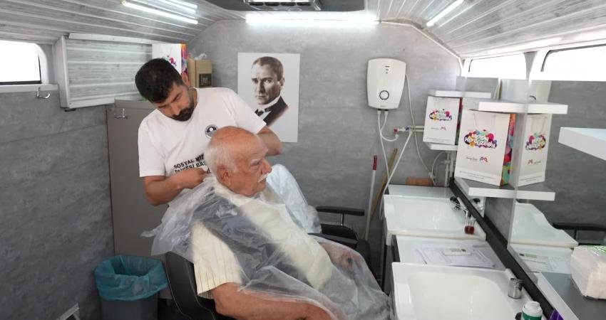 Mersin Büyükşehir Belediyesi’nin "Mobil Kuaför Aracı", bu bayramda da Mersinli