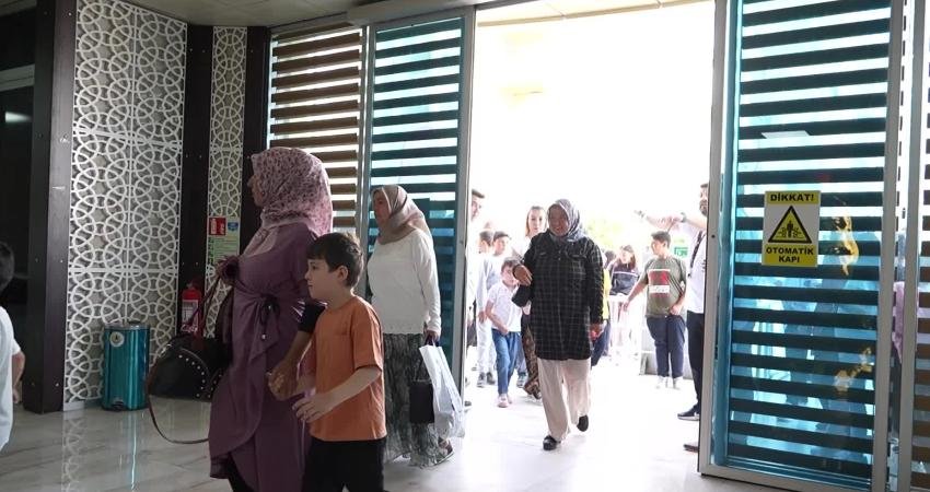Mersin Büyükşehir Belediyesi Şehir Tiyatrosu, "Tiyatro Seyretmeyen Çocuk Kalmasın" projesi kapsamında