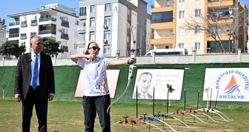Muratpaşa Belediyesi, Deniz Baykal Spor Kompleksi'nde 8-15 yaş grubu çocuklara