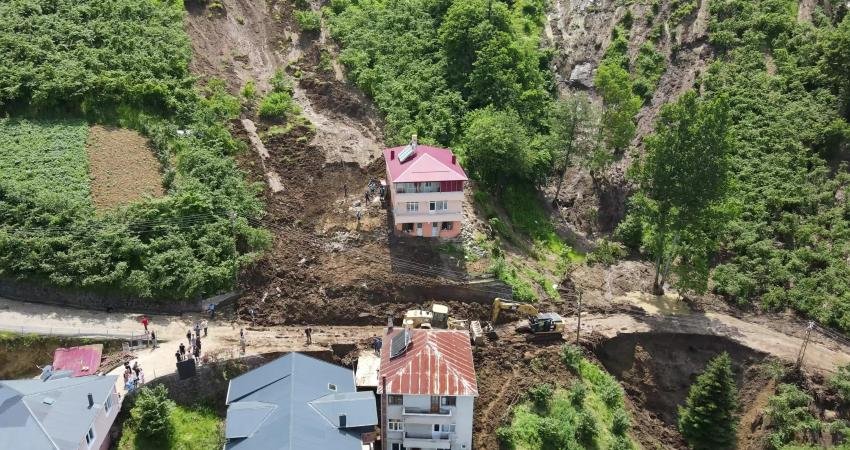 Ortahisar Belediyesi Fen İşleri Müdürlüğü ekipleri, yoğun yağışa bağlı olarak
