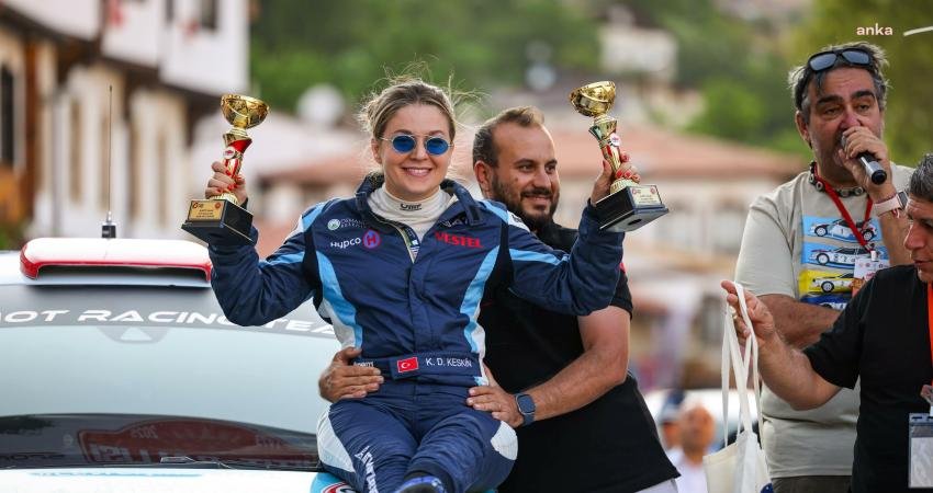 Osmangazi Belediyesi’nin bedensel engelli kadın ralli pilotu Kübra Denizci Keskin,