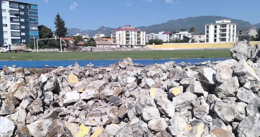 6 Şubat depremlerinde zarar gördüğü için yıkılan Osmaniye Şehir Stadyumu'nun