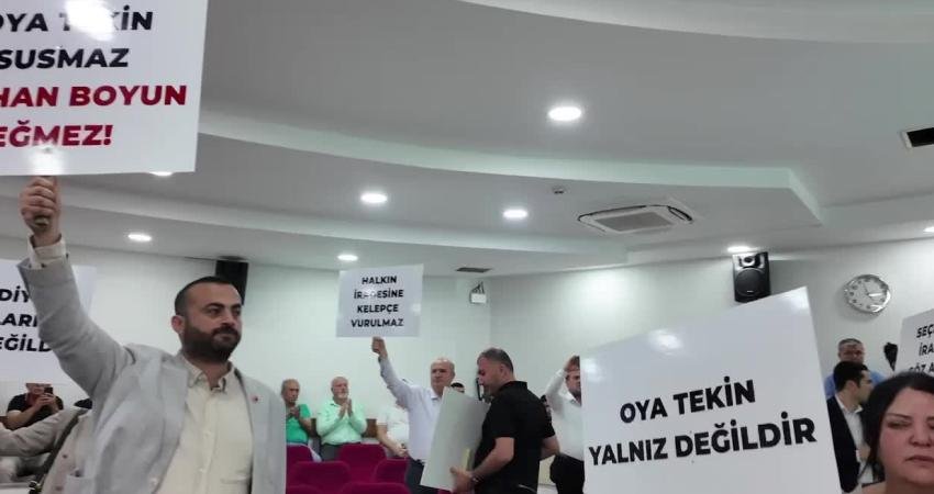 Seyhan Belediyesi CHP'li belediye meclis üyeleri, Başkan Oya Tekin'in gözaltına alınmasına
