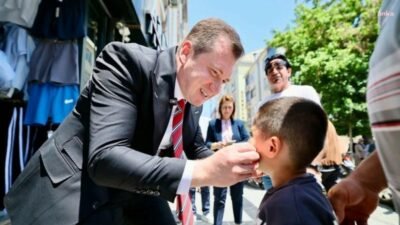 Silivri Belediye Başkanı Bora Balcıoğlu, Fevzi Çakmak Caddesi’nde vatandaşlarla sohbet