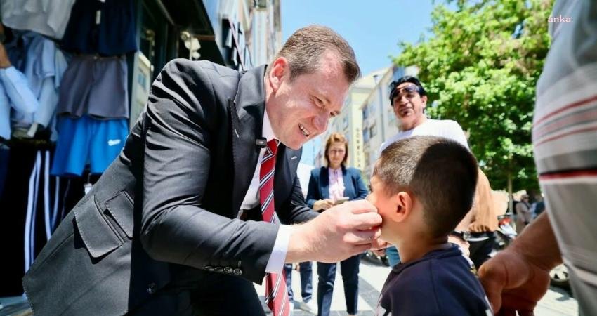 Silivri Belediye Başkanı Bora Balcıoğlu, Fevzi Çakmak Caddesi’nde vatandaşlarla sohbet