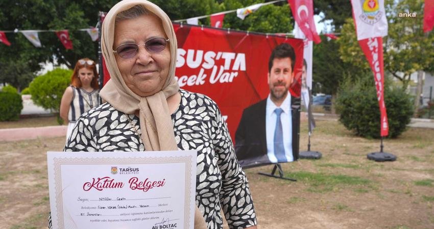 Tarsus Belediyesi'nin düzenlediği kurslara katılan kursiyerler, emeklerinin karşılığını katılım belgeleriyle