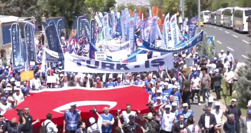 ÜRK-İŞ Genel Bakanı Ergün Atalay, Hazine ve Maliye Bakanlığı önünde