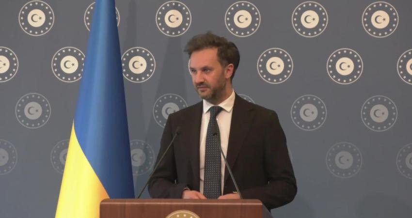 İstanbul’da Çırağan Sarayı’nda Türkiye, Rusya ve Ukrayna heyetleri arasında Dışişleri