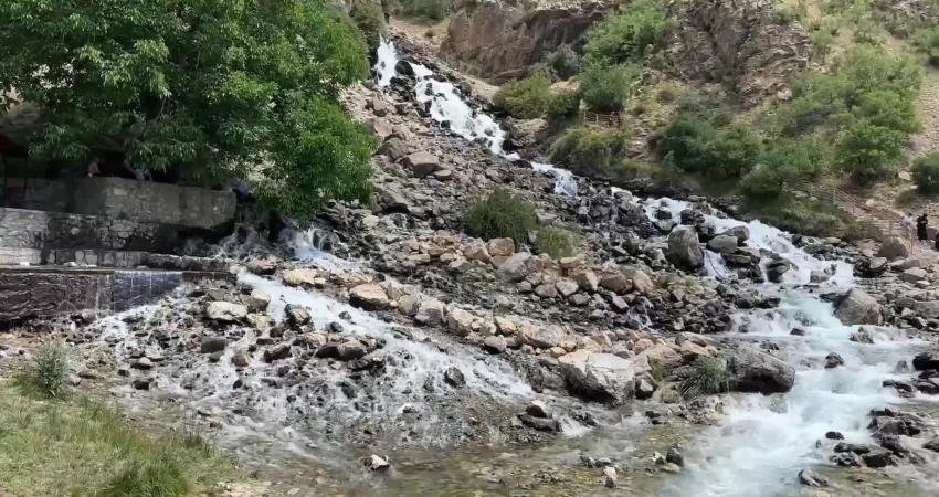 Van’ın Çatak ilçesindeki Kanispi Şelalesi, yaz aylarının gelişiyle birlikte yerli