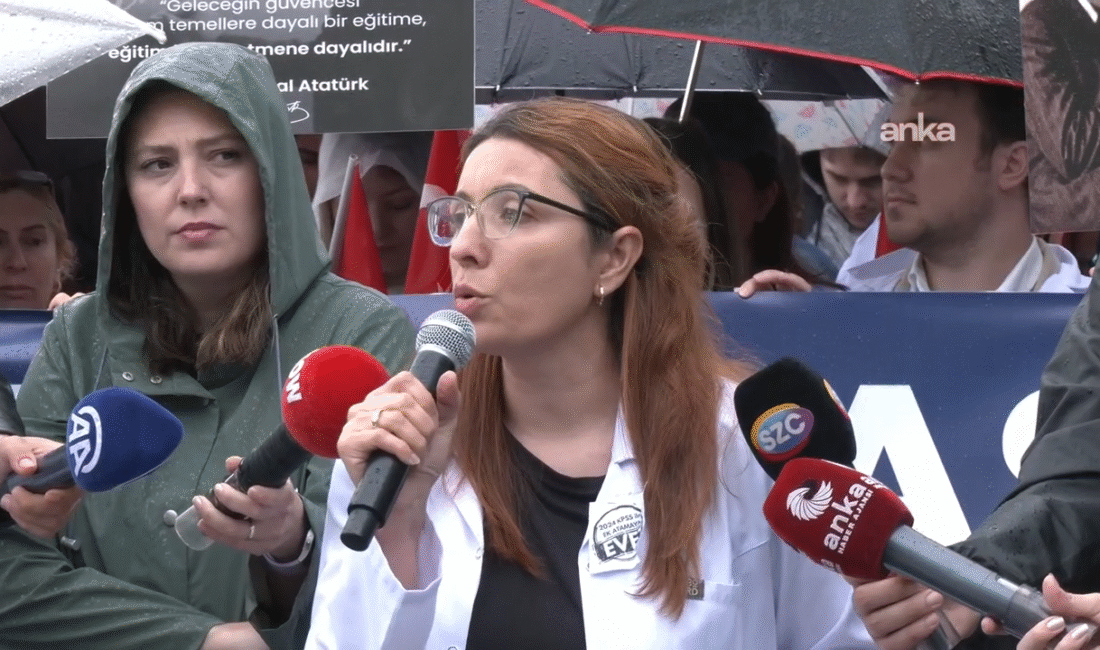 Ankara Ulus'ta bir araya gelen öğretmenler, 2024 KPSS kapsamında yapılan