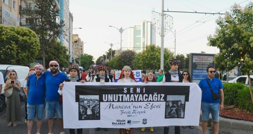 Yunusemre Belediyespor Halk Oyunları Ekibi, Şanlıurfa'da düzenlenen Türkiye Finalleri'nde Türkiye