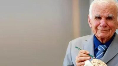 Sağlık Bakanı Kemal Memişoğlu, ünlü beyin cerrahı Prof. Dr. Gazi Yaşargil'in