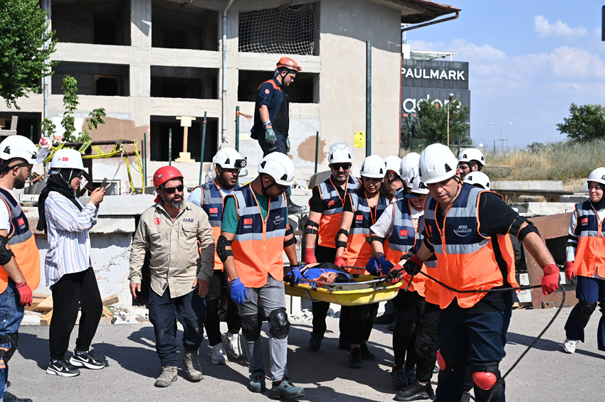 Mamak Belediyesi’nden afetlere hazır kadro Mamak Belediyesi'nin gönüllü arama kurtarma ekibi MAKUT, Ankara İl Afet