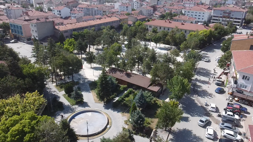 Eskişehir Büyükşehir Belediyesi, Çifteler ilçesindeki Cumhuriyet Meydanı’nı yenilemek için kapsamlı