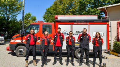 Esenyurt Belediyesi’nin Arama Kurtarma Ekibi ESAK, İzmir’deki orman yangınlarına müdahale