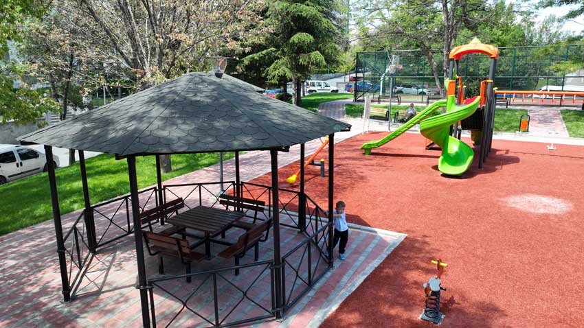 Etimesgut Belediyesi, ilçe genelinde eskiyen parkları modernize ederek, vatandaşların daha