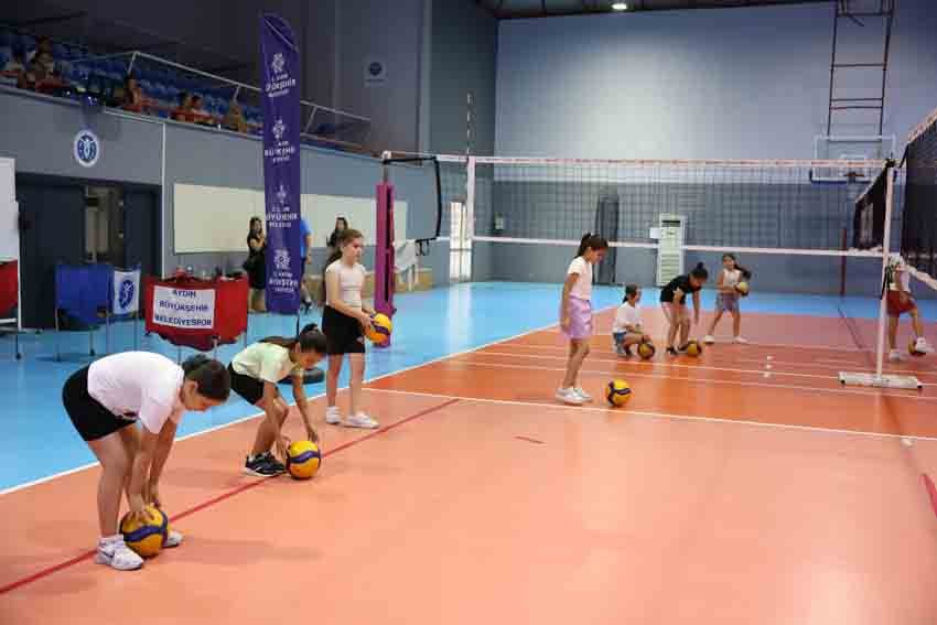 Aydın Büyükşehir Belediye Başkanı Özlem Çerçioğlu’nun öncülüğünde başlatılan yaz kursları,