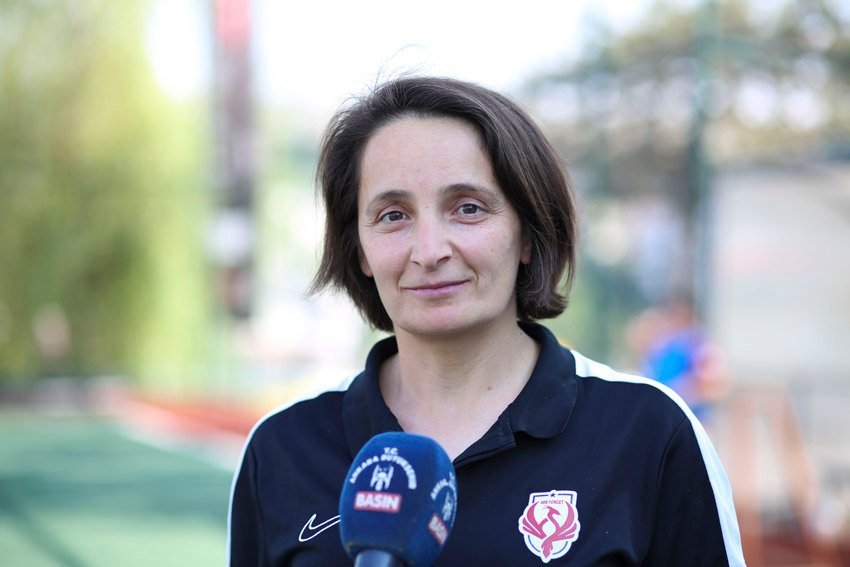 abbden-ucretsiz-kiz-futbol-okulu