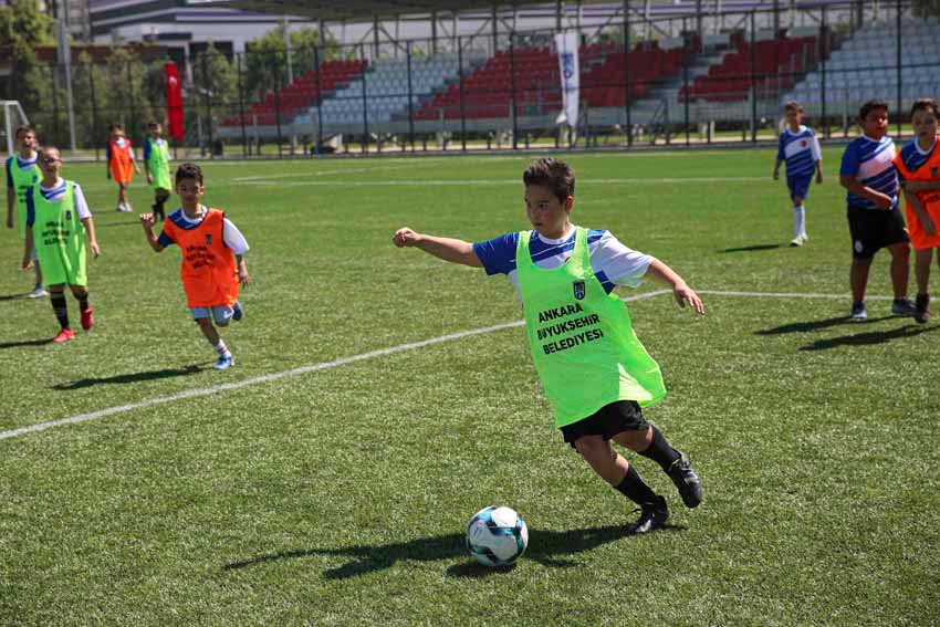 Ankara Büyükşehir Belediyesi’nin genç yetenekleri futbolla buluşturmak amacıyla düzenlediği ücretsiz